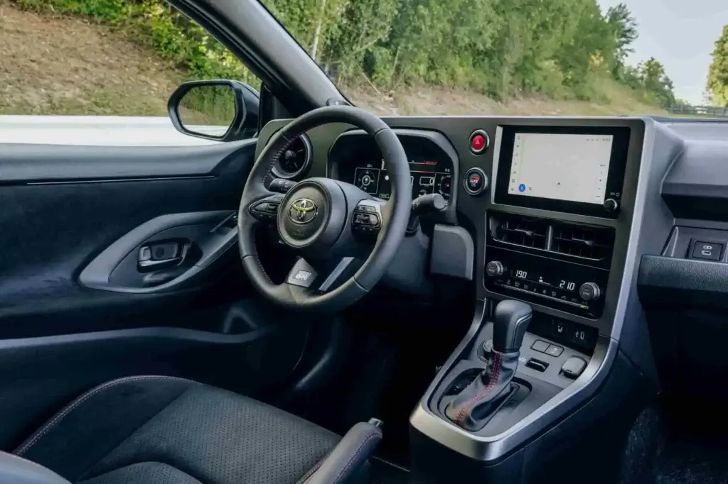 El Toyota Yaris GR se renueva: nuevo motor 1.6 y freno de mano tipo rally 8 autozoom