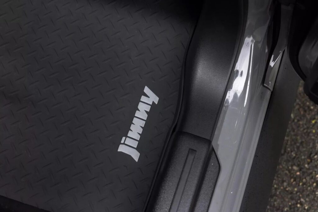 Suzuki-Jimny-55 aniversario placas edicion limitada