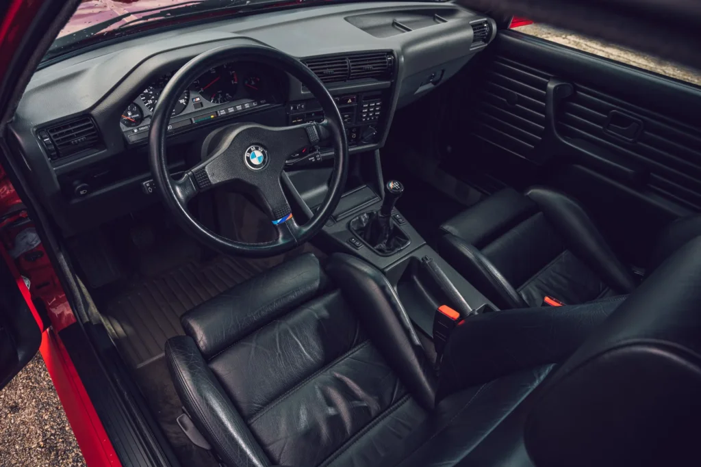 BMW M3 E30: 40 años después, sigue teniendo razón 3 BMW M3 E30 clásico vista de interior