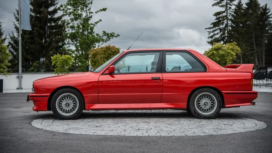 BMW M3 E30: 40 años después, sigue teniendo razón 1 BMW M3 E30 clásico vista lateral