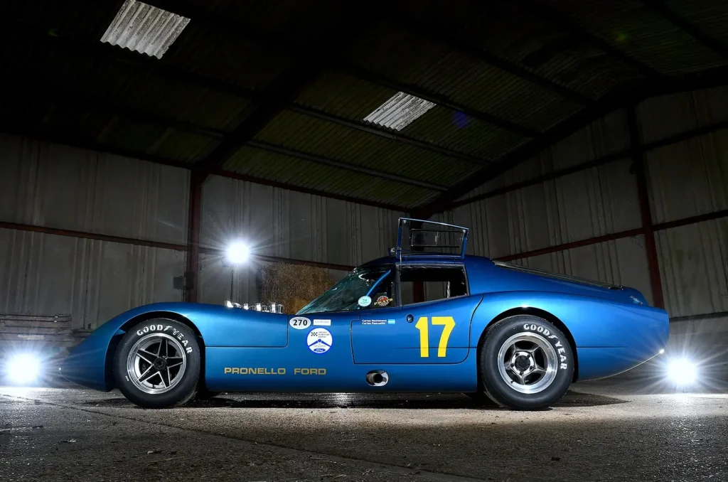 Huayra Pronello Ford: Cuando el futuro apareció en el Turismo Carretera 4 Detalle lateral del Huayra Pronello Ford mostrando su perfil bajo y ancho