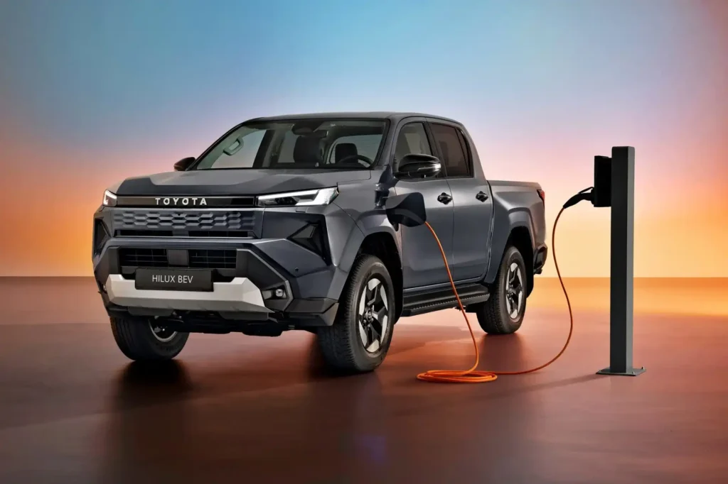 Pickup híbrida enchufable conectada a un cargador eléctrico