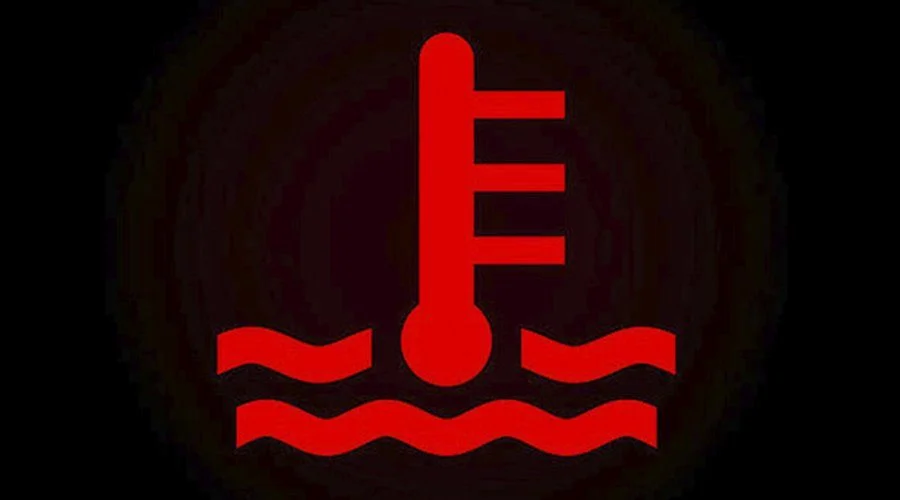 Las luces del tablero no están para asustarte: cuáles ignorar y cuáles te obligan a frenar 1 luz de tablero roja temperatura