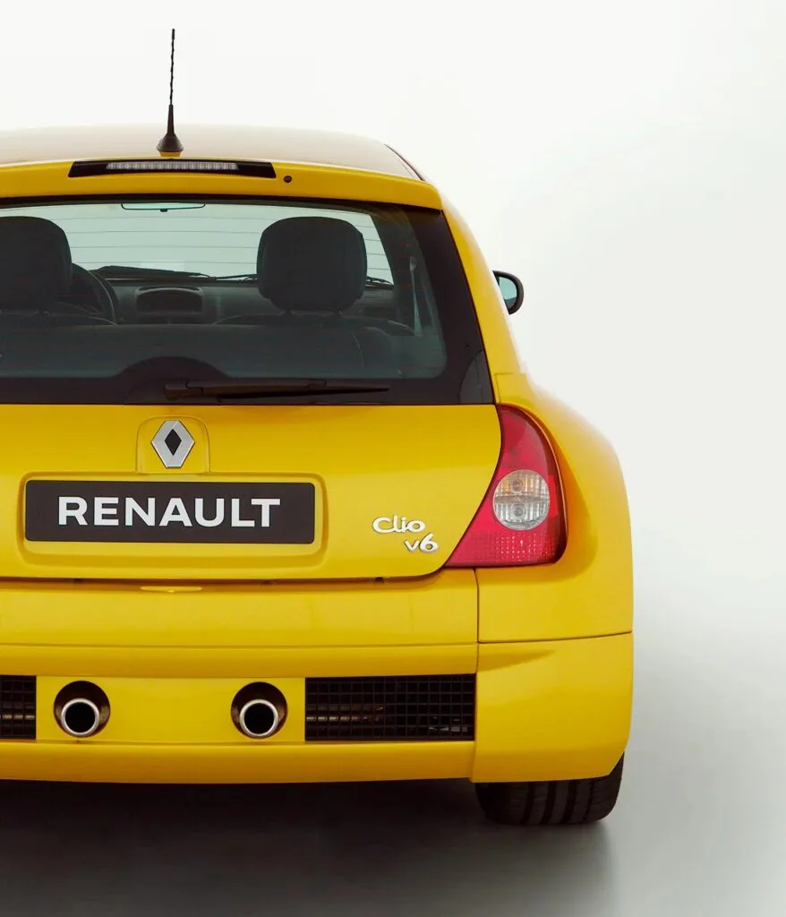 Renault Clio V6: las razones que lo convirtieron en un auto tan loco como inolvidable 2 renault clio v6