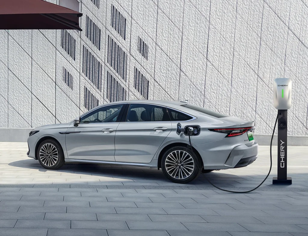 chery-Arrizo-8 de costado enchufado