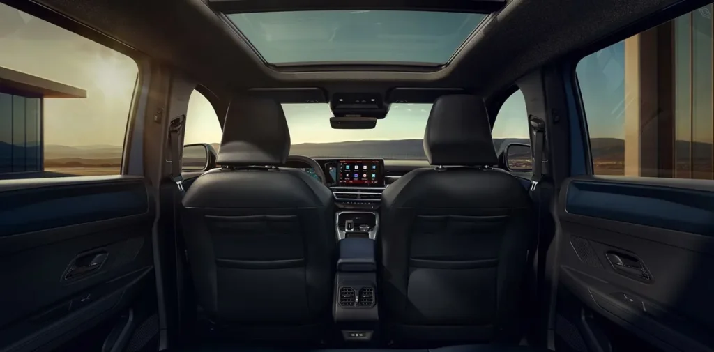 Renault Boreal: todo sobre el SUV que llega en marzo a Argentina a pelearle al Corolla Cross y al Compass 5 boreal interior plazas traseras