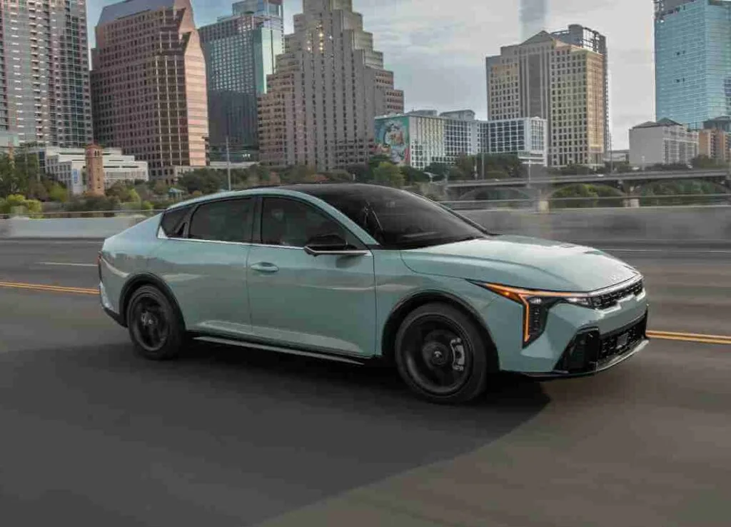 El Kia K4 llega con dos versiones desde USD 33.000 y se reserva online con seña de $500.000 kia k4 argentina 2026