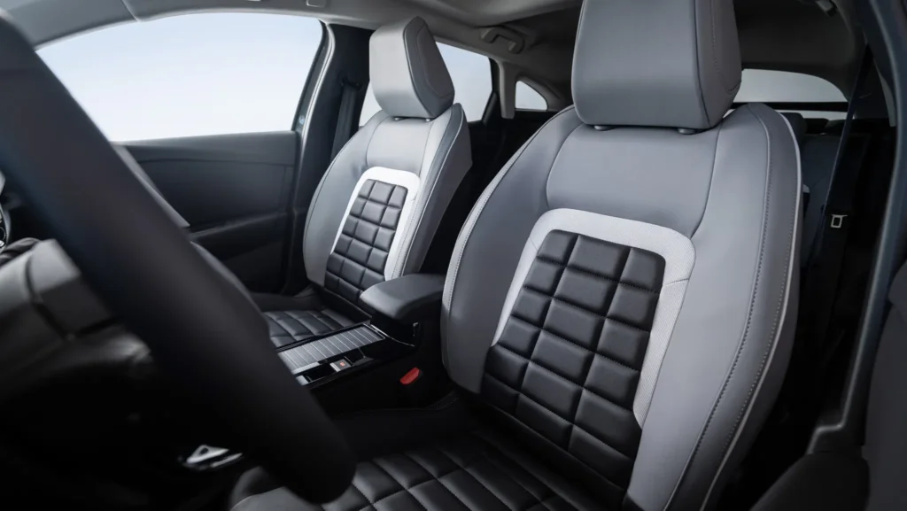 Citroën C4 Híbrido: el auto que llega con nombre de eléctrico pero corazón de naftero 4 citroen c4 hibrido argentina 2026 butacas delanteras bitono
