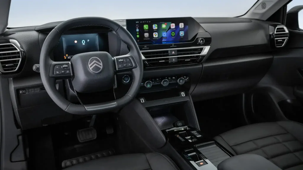 Citroën C4 Híbrido: el auto que llega con nombre de eléctrico pero corazón de naftero 3 citroen c4 hibrido argentina 2026 vista de tablero de instrumentos