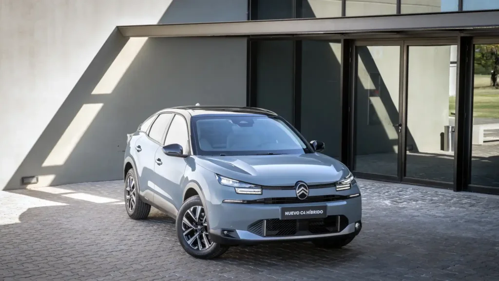 Citroën C4 Híbrido: el auto que llega con nombre de eléctrico pero corazón de naftero 2 citroen c4 hibrido argentina 2026 vista frontal perspectiva