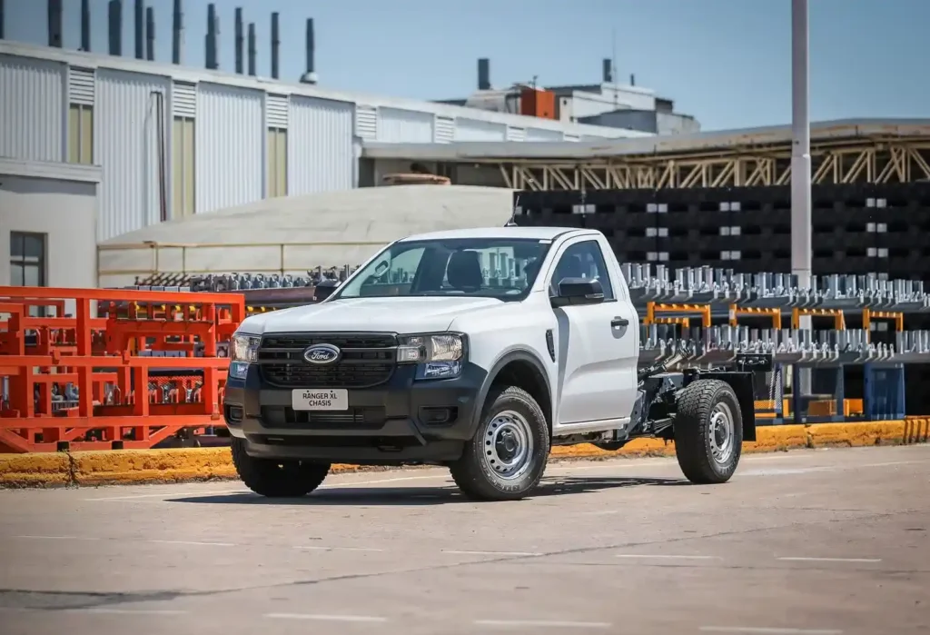 La Ford Ranger cabina simple ya está acá: versiones de laburo sin tanto firulete 2 ford ranger xl chasis