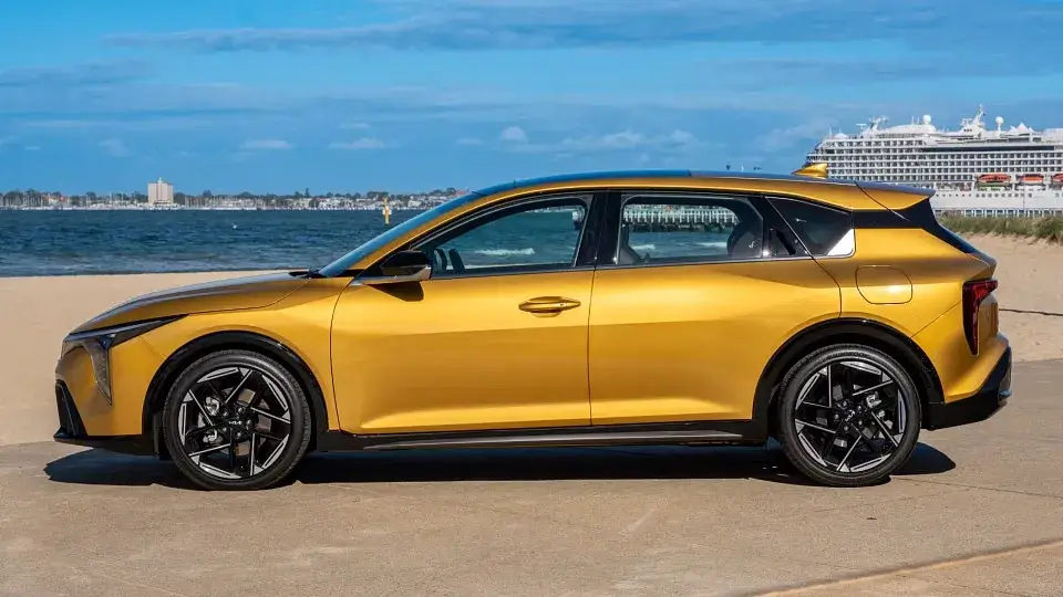 kia k4 hatch vista lateral